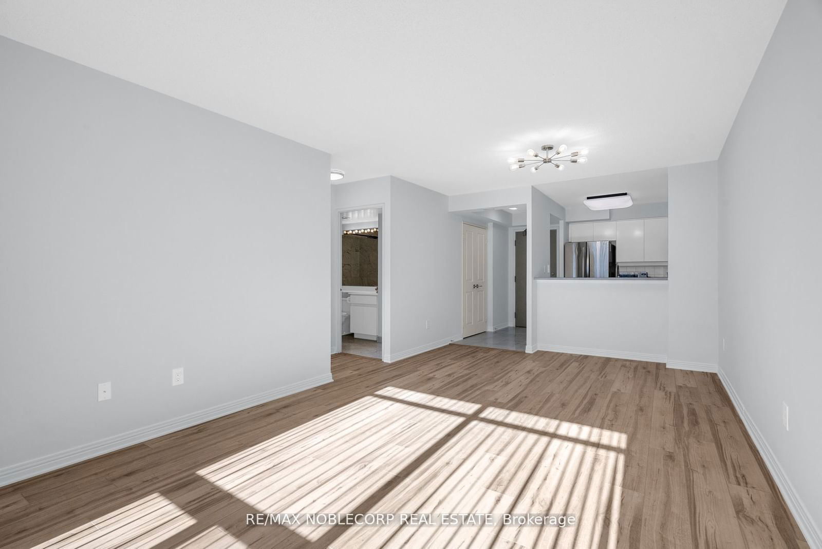 942 Yonge St, unit 817 for rent