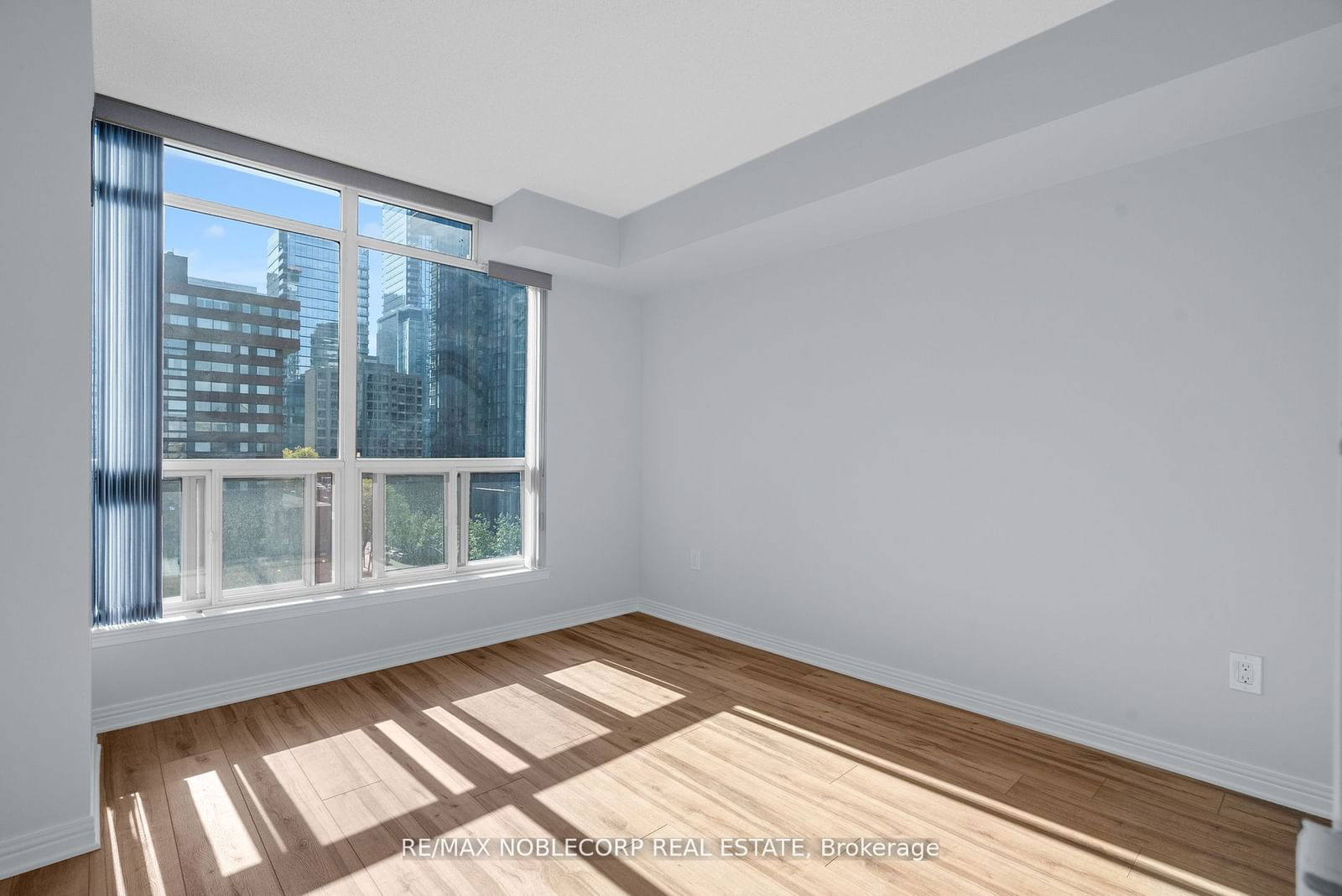 942 Yonge St, unit 817 for rent