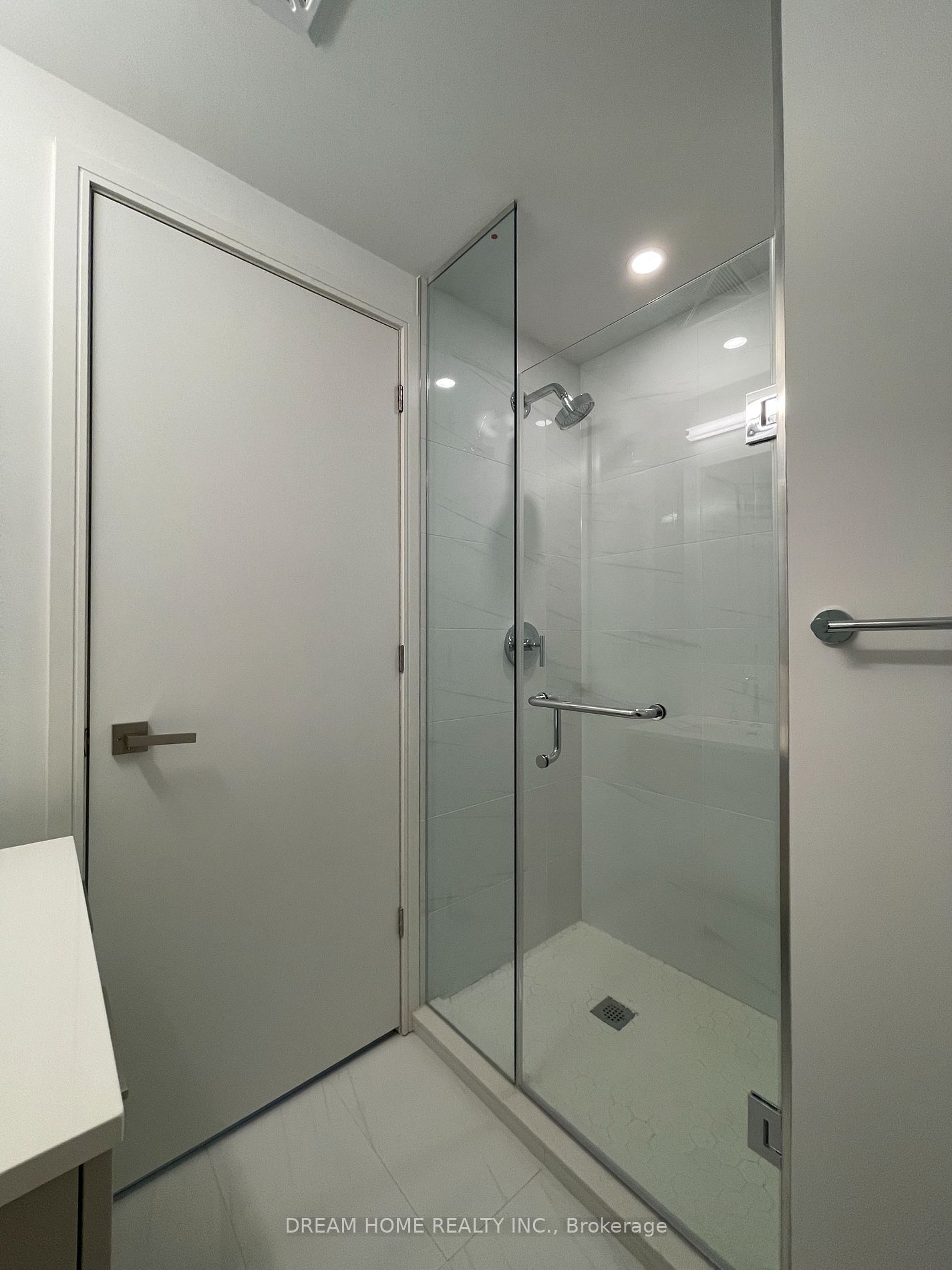 3 Gloucester St, unit 1810 for rent