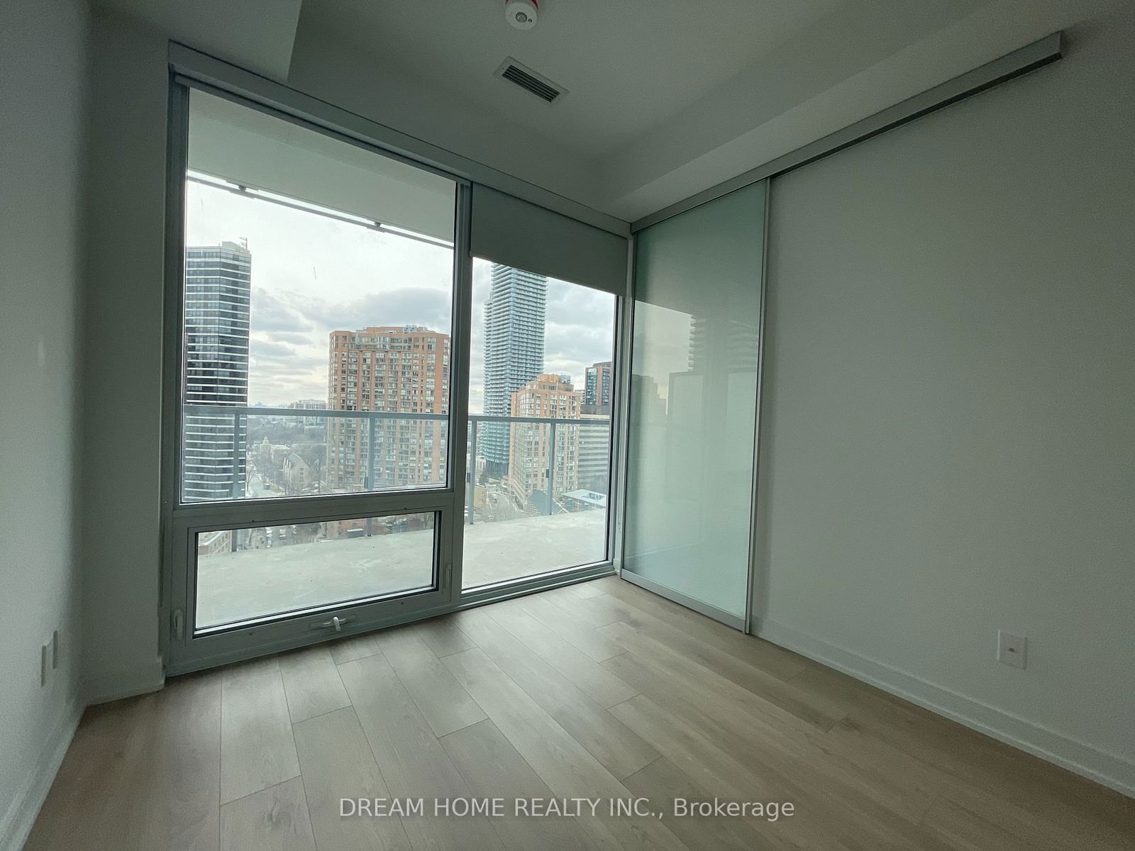 3 Gloucester St, unit 1810 for rent