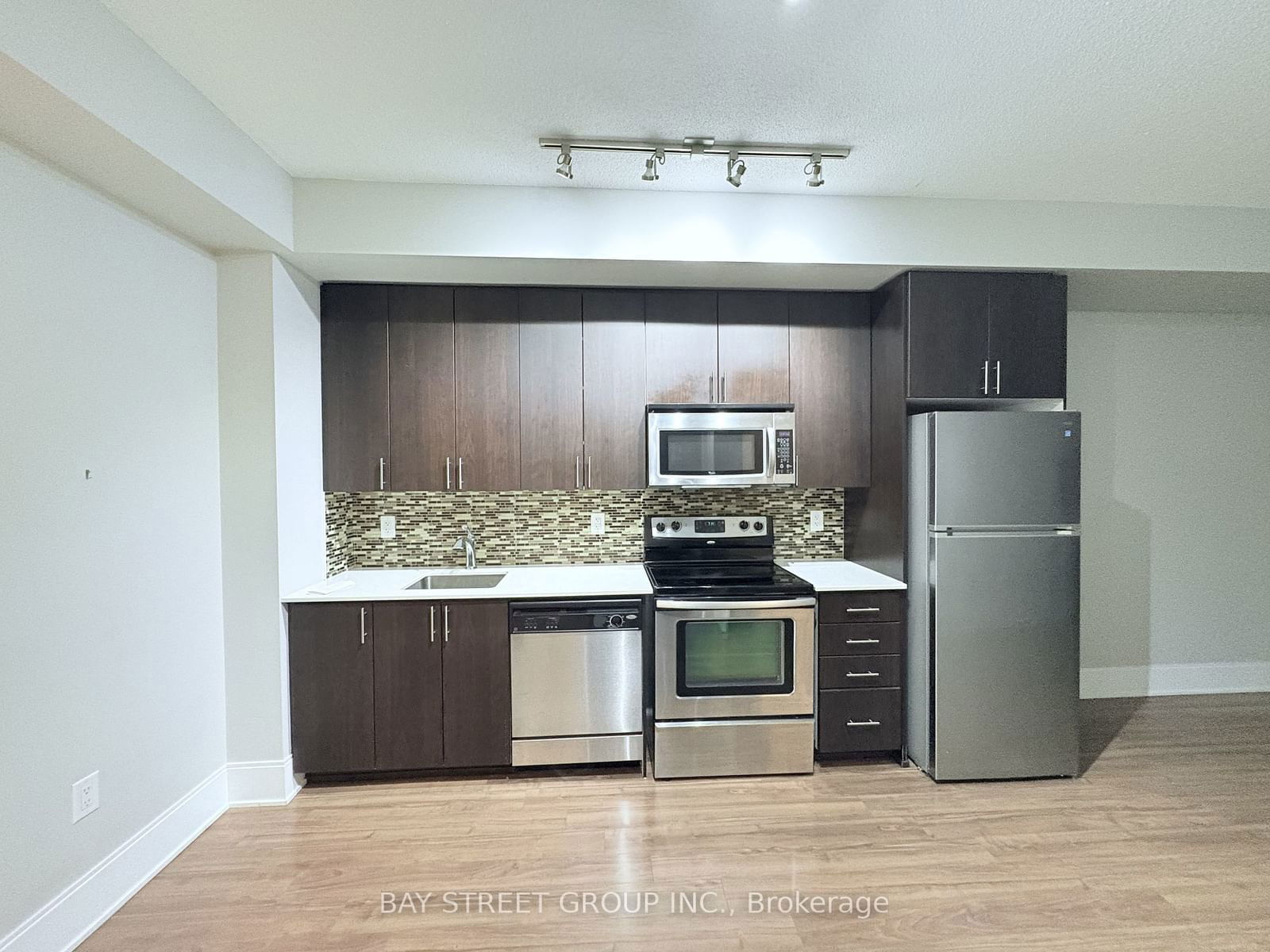 560 Front St W, unit 409 for rent