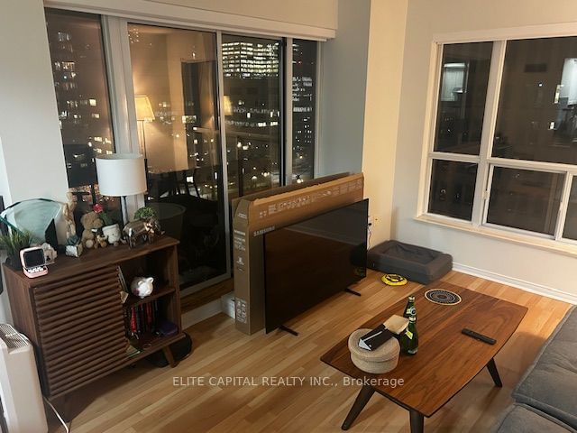 909 Bay St, unit 1505 for rent