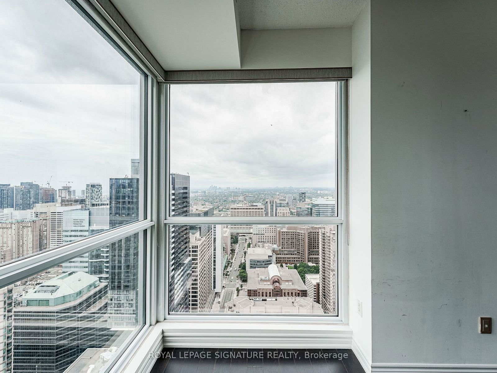 386 Yonge St, unit 4210 for rent