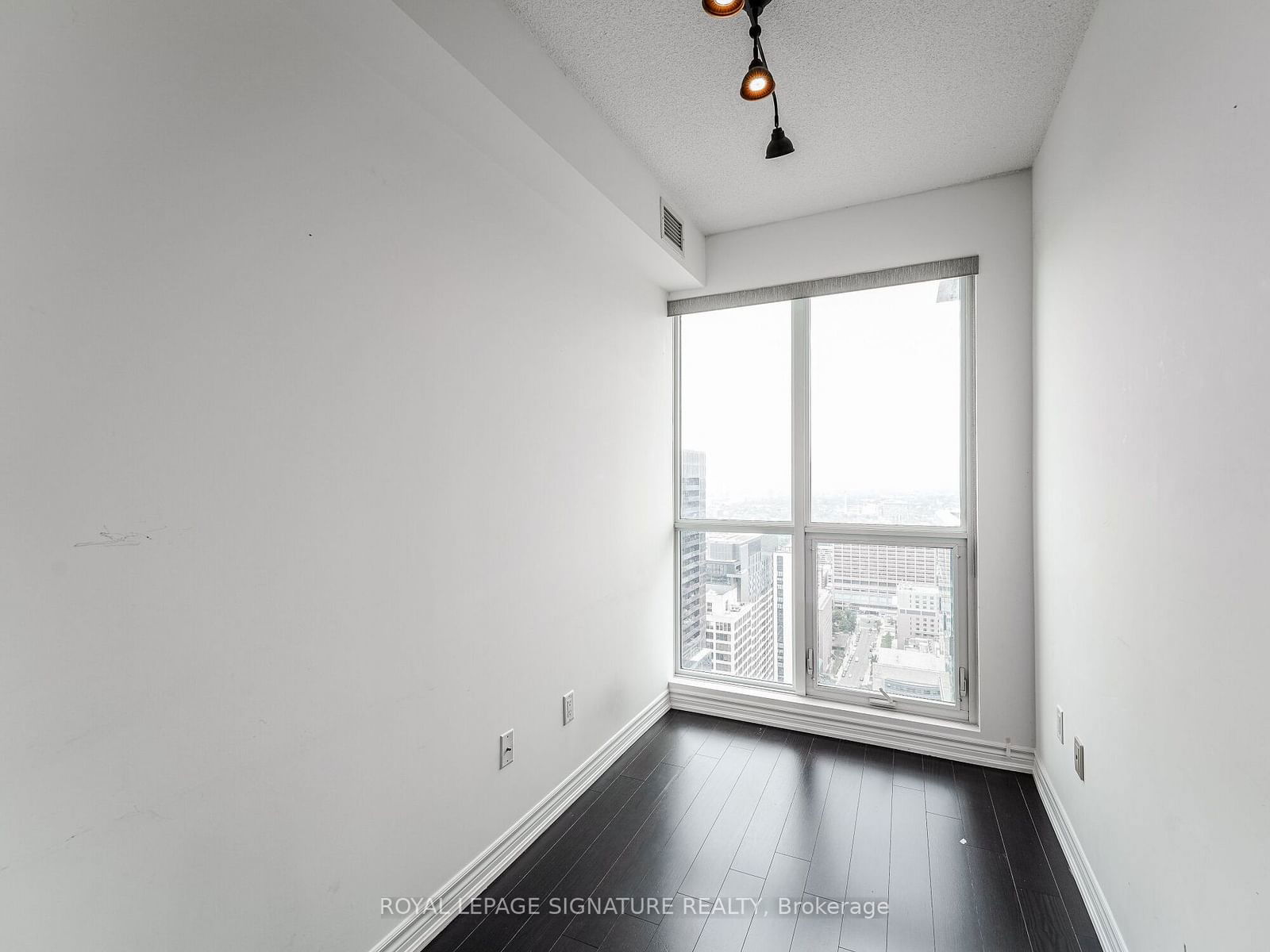 386 Yonge St, unit 4210 for rent