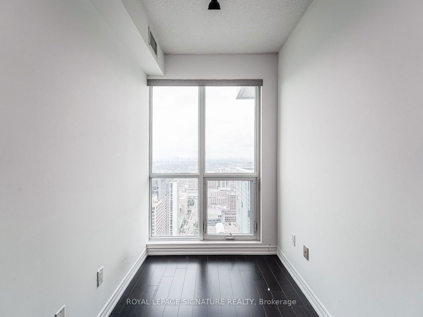 386 Yonge St, unit 4210 for rent