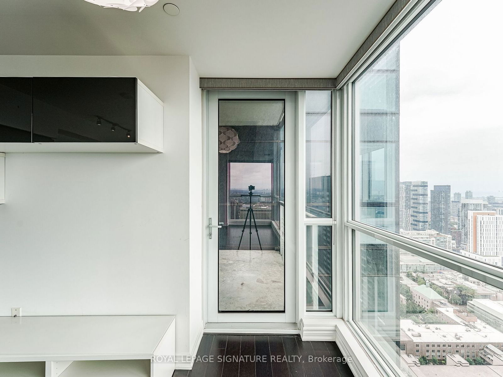 386 Yonge St, unit 4210 for rent