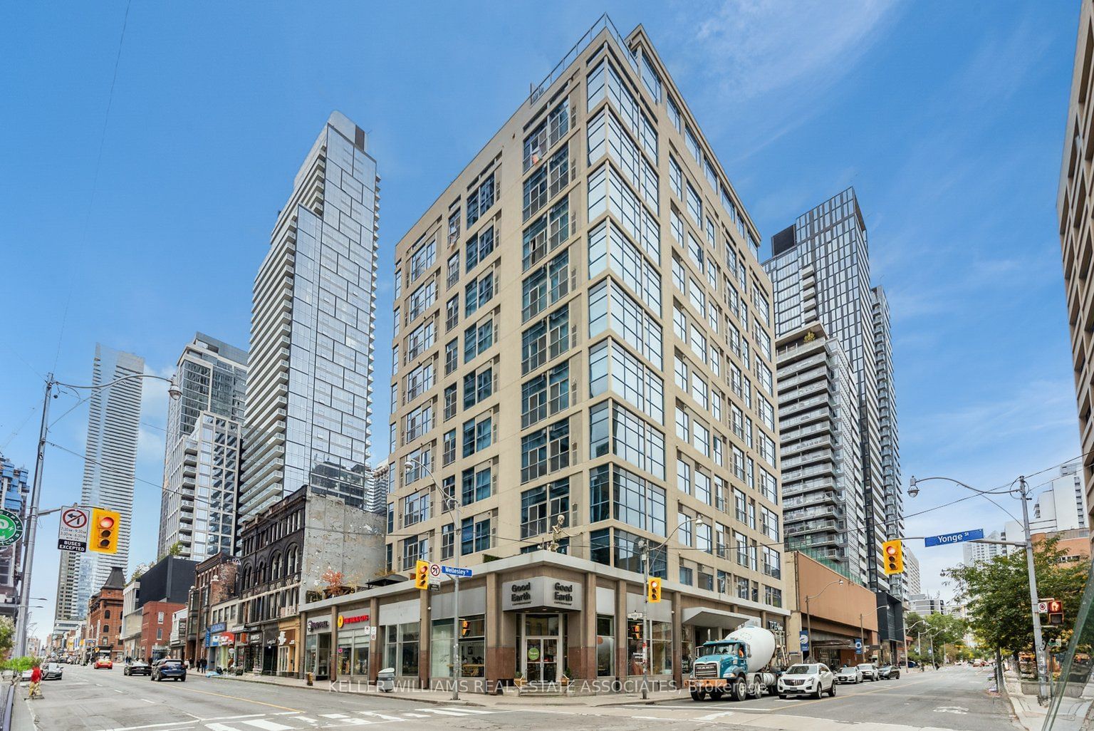 8 Wellesley St E, unit 203 for sale