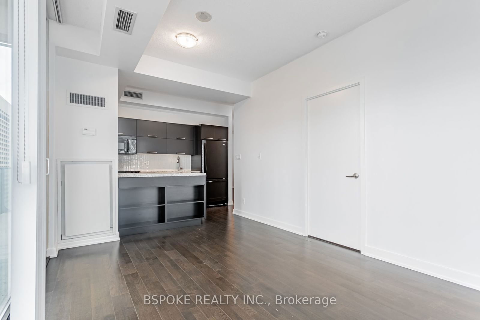 126 Simcoe St, unit 2104 for rent