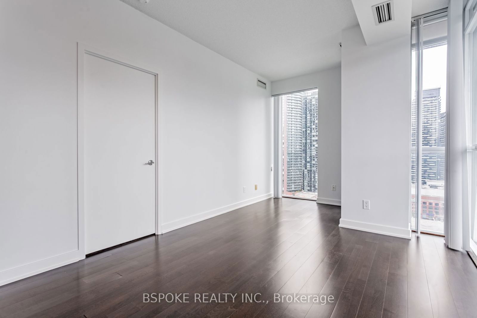 126 Simcoe St, unit 2104 for rent