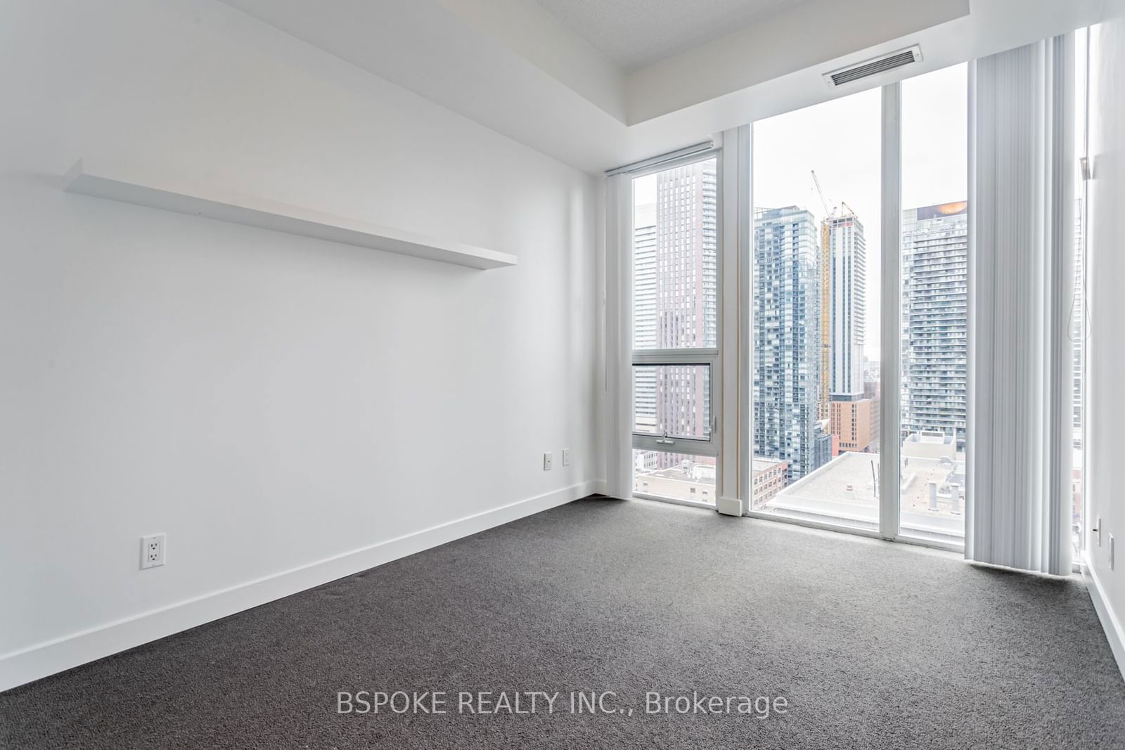 126 Simcoe St, unit 2104 for rent