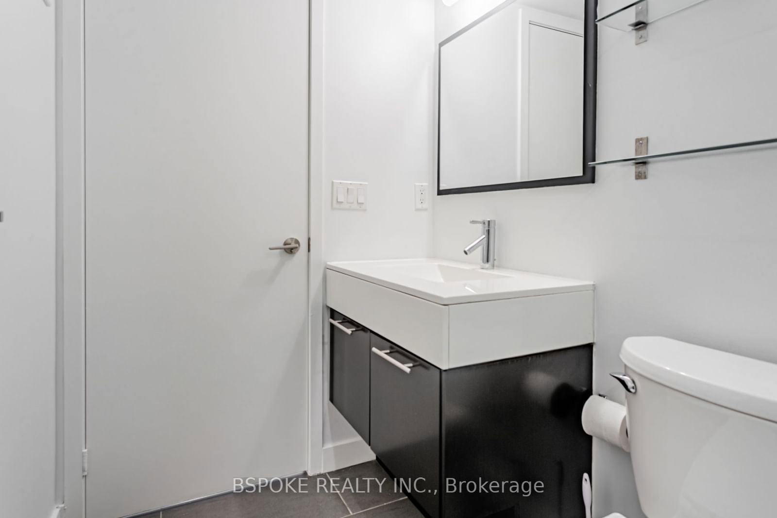 126 Simcoe St, unit 2104 for rent