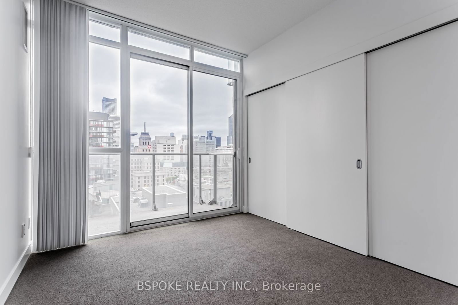 126 Simcoe St, unit 2104 for rent