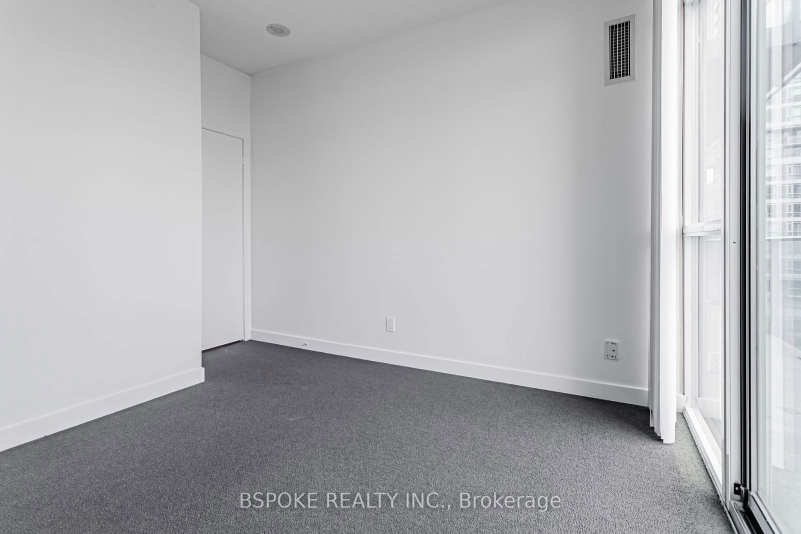 126 Simcoe St, unit 2104 for rent