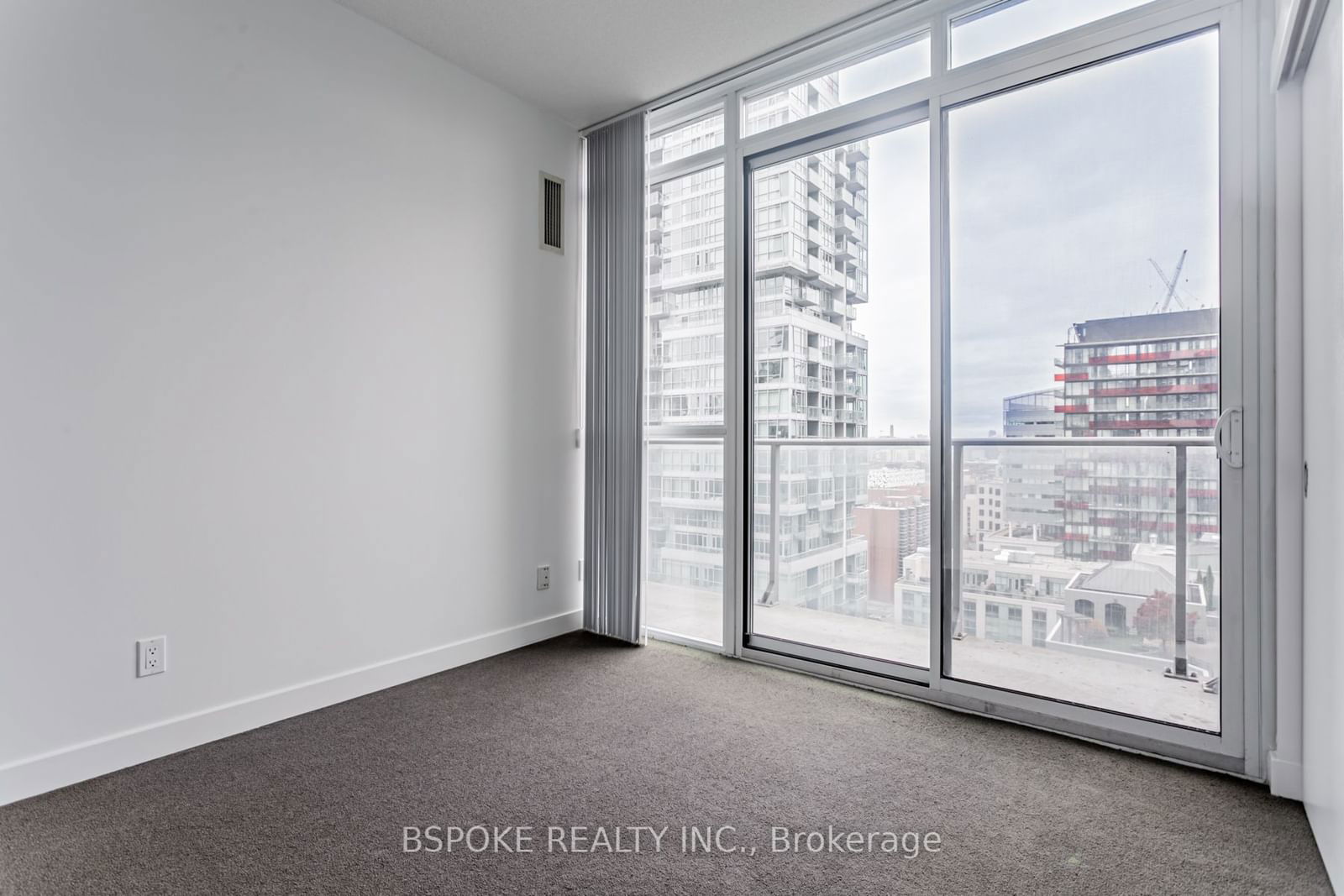 126 Simcoe St, unit 2104 for rent