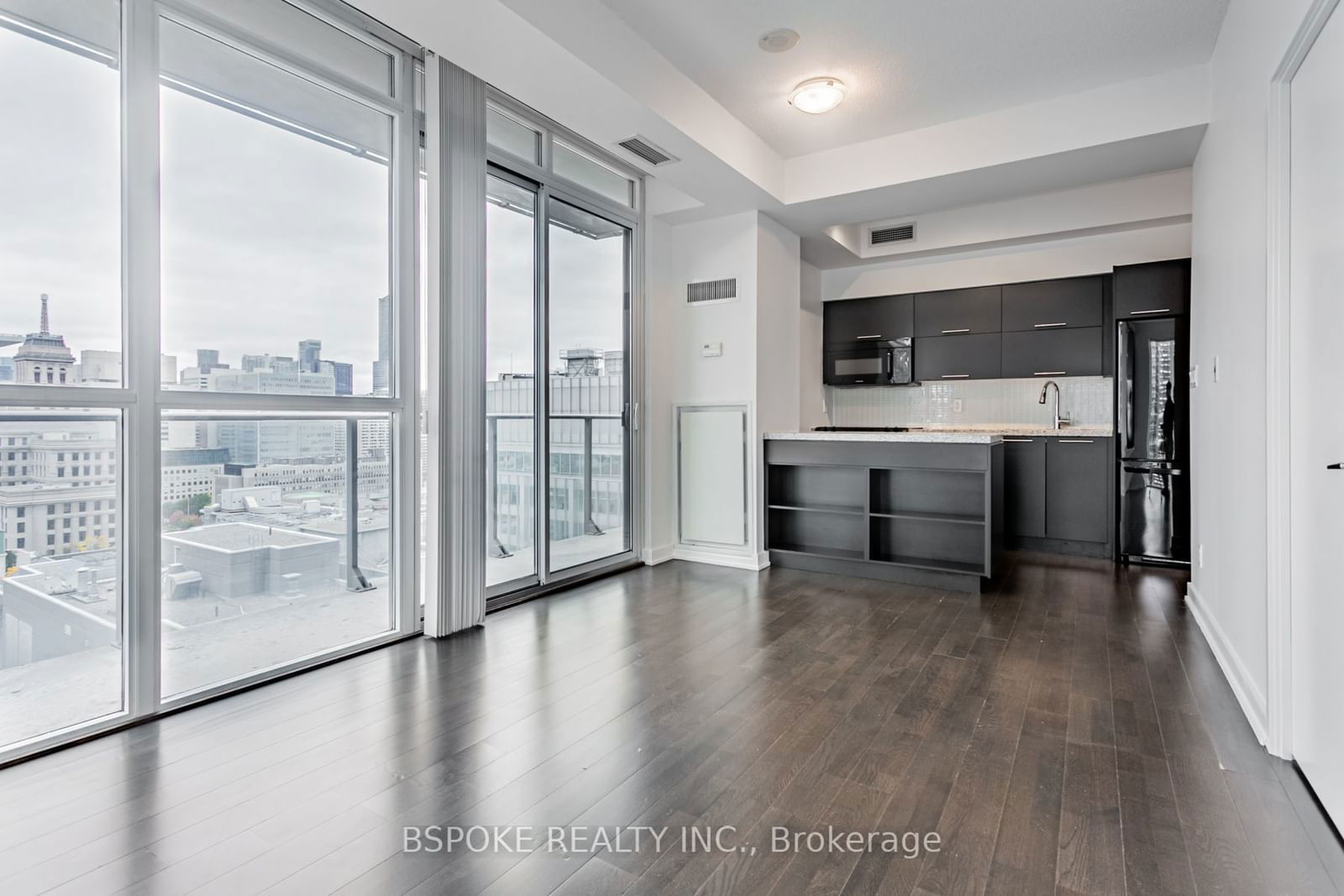 126 Simcoe St, unit 2104 for rent