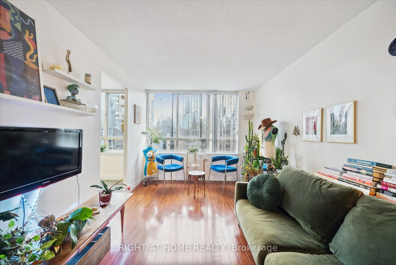 633 Bay St, unit 1407 for sale