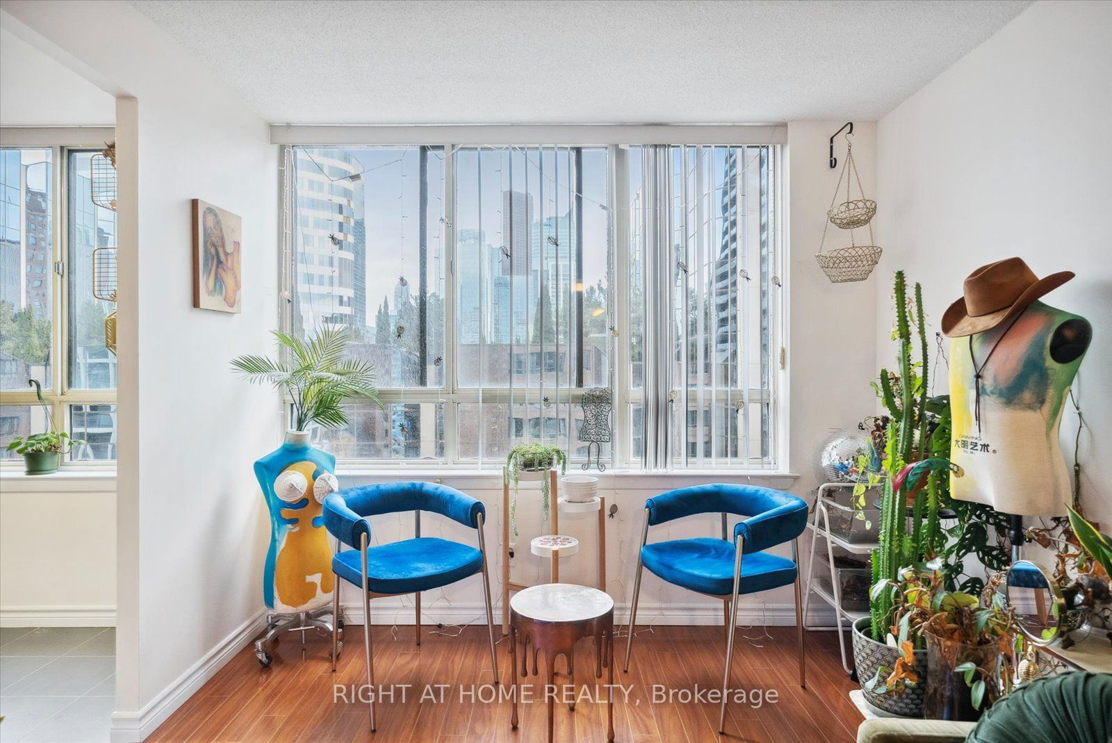 633 Bay St, unit 1407 for sale