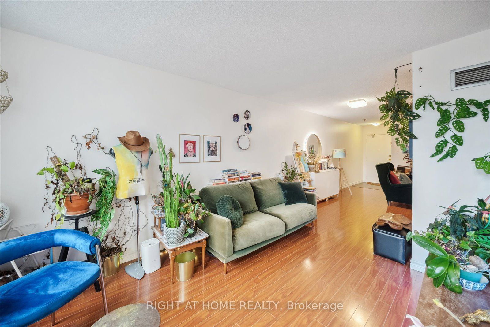 633 Bay St, unit 1407 for sale