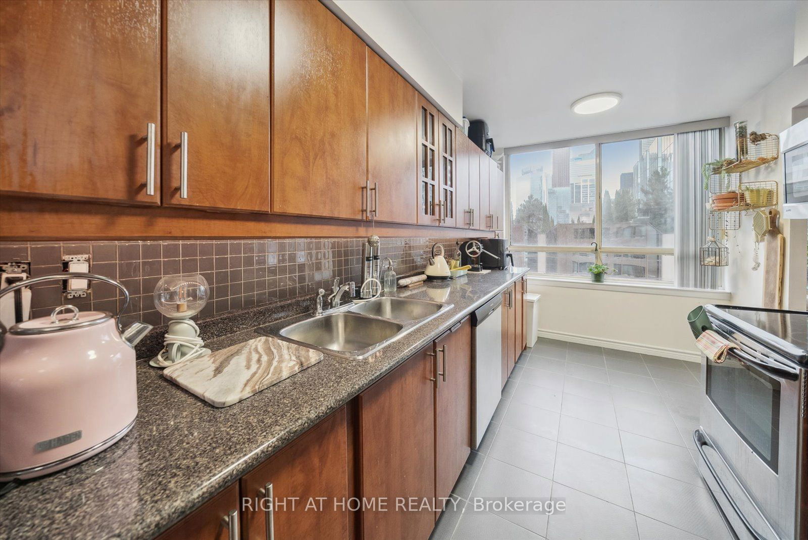 633 Bay St, unit 1407 for sale