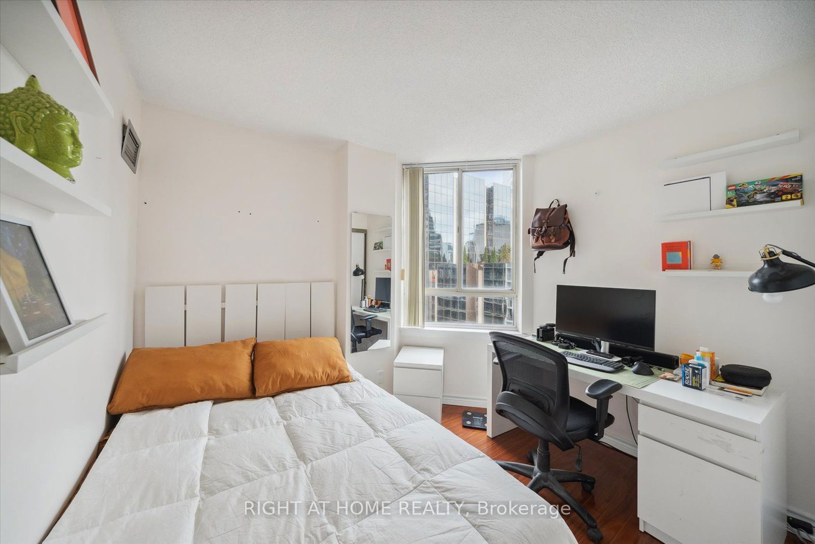 633 Bay St, unit 1407 for sale