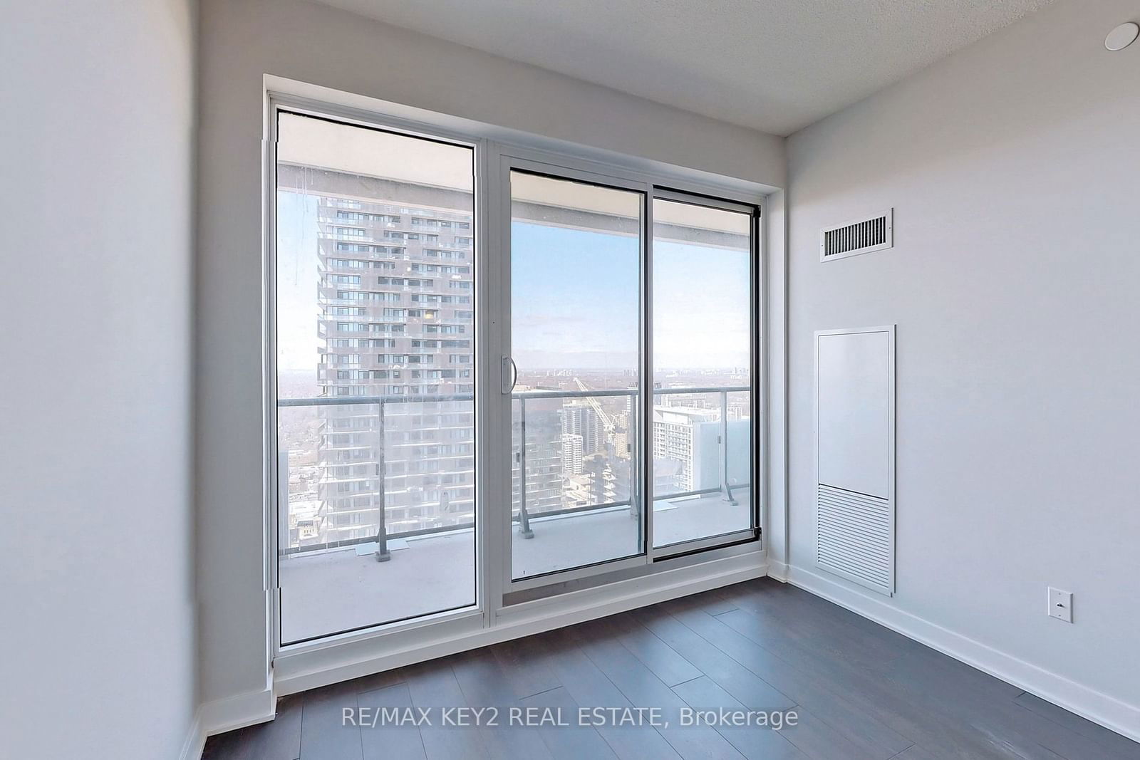 2221 Yonge St, unit 4010 for rent