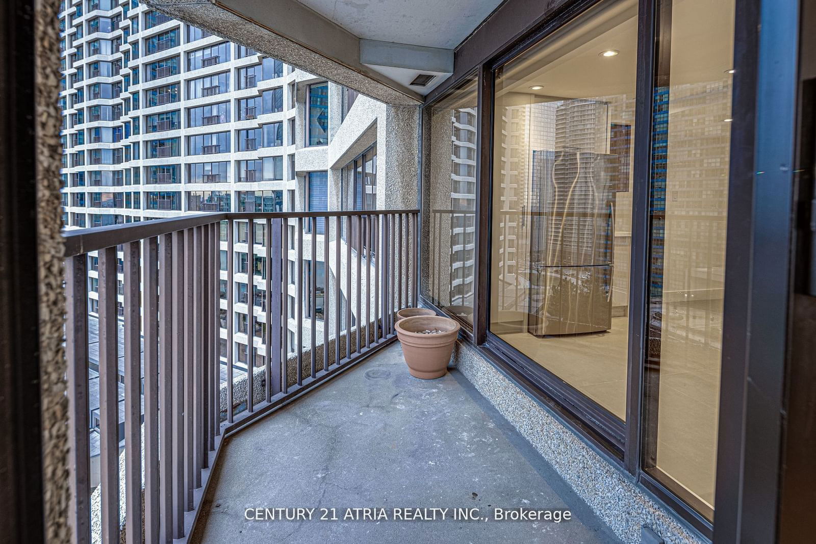 65 Harbour Sq, unit 1401 for sale