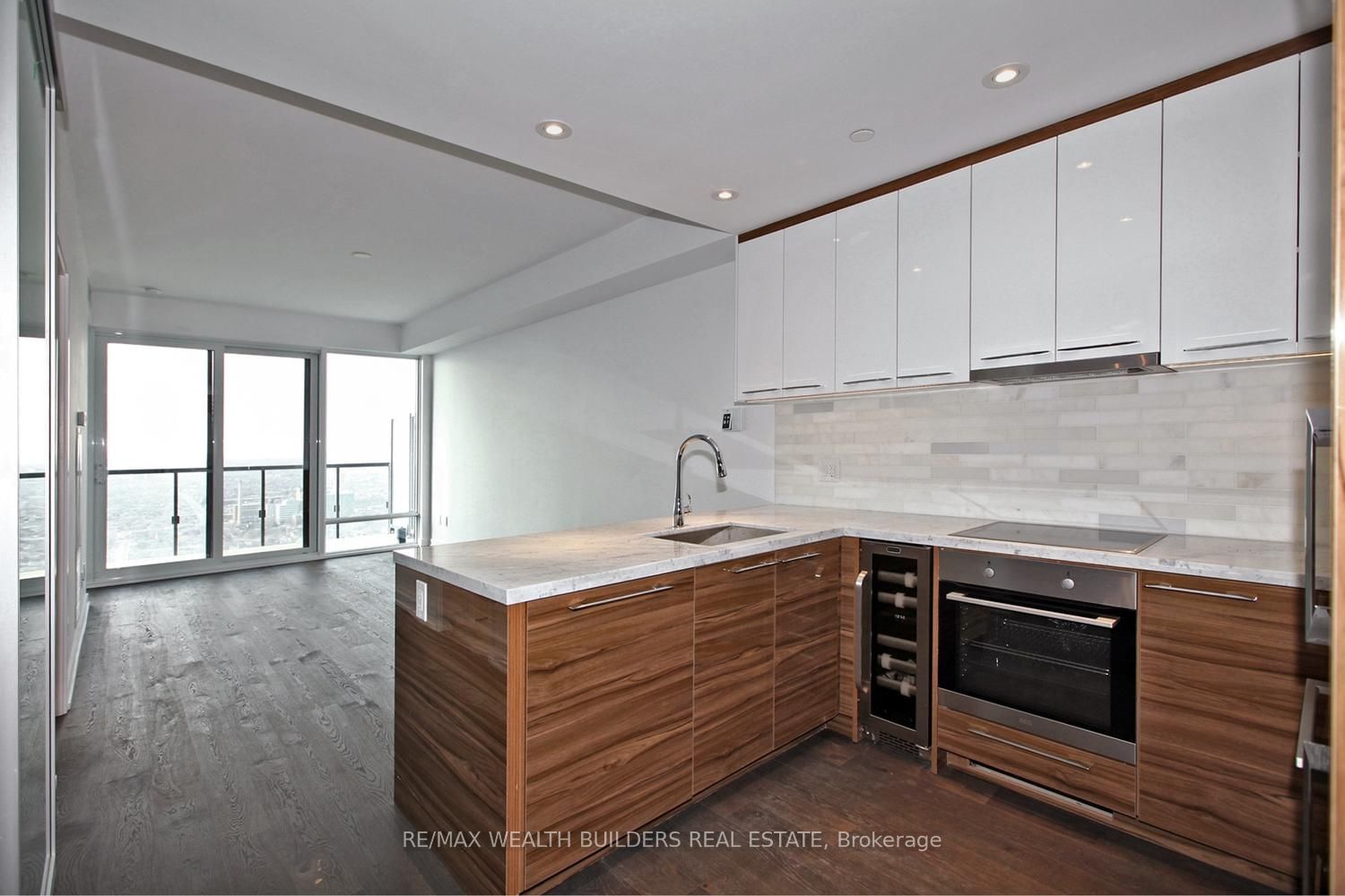 488 University Ave, unit 3811 for rent