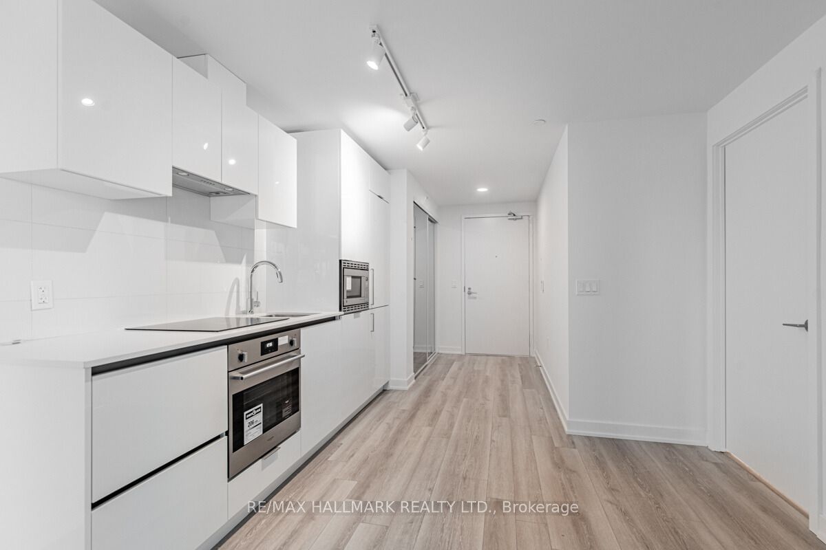 230 Simcoe St, unit 2411 for sale