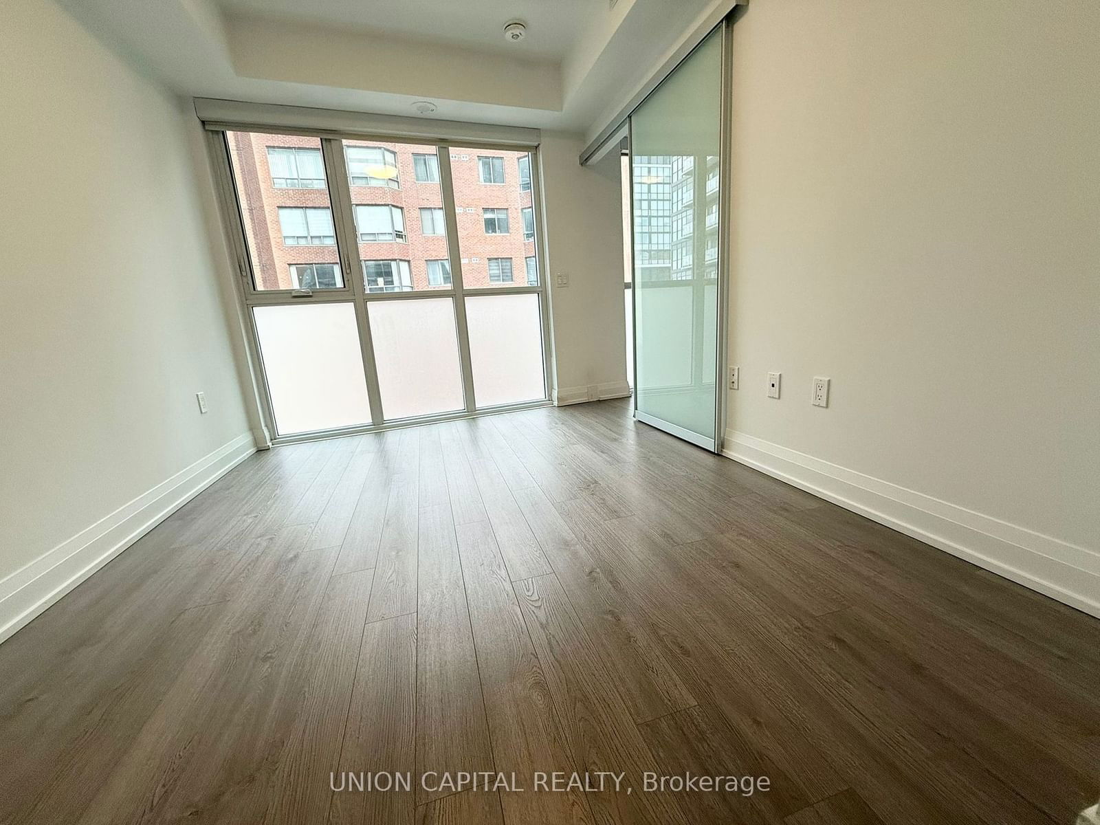 77 Mutual St, unit 810 for rent