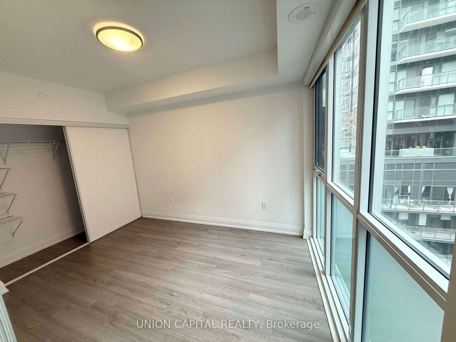 77 Mutual St, unit 810 for rent