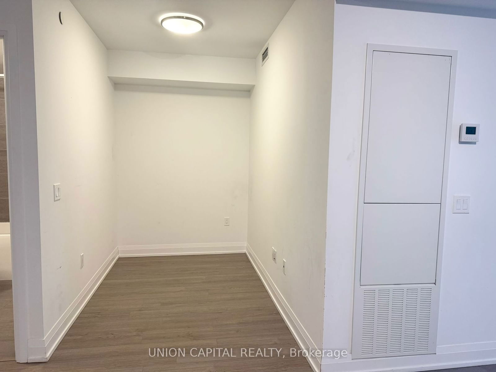 77 Mutual St, unit 810 for rent