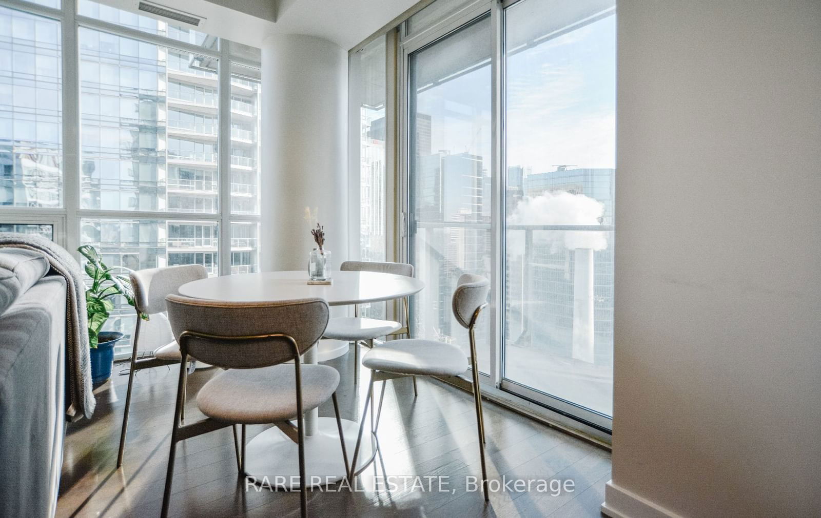 126 Simcoe St, unit 2708 for rent