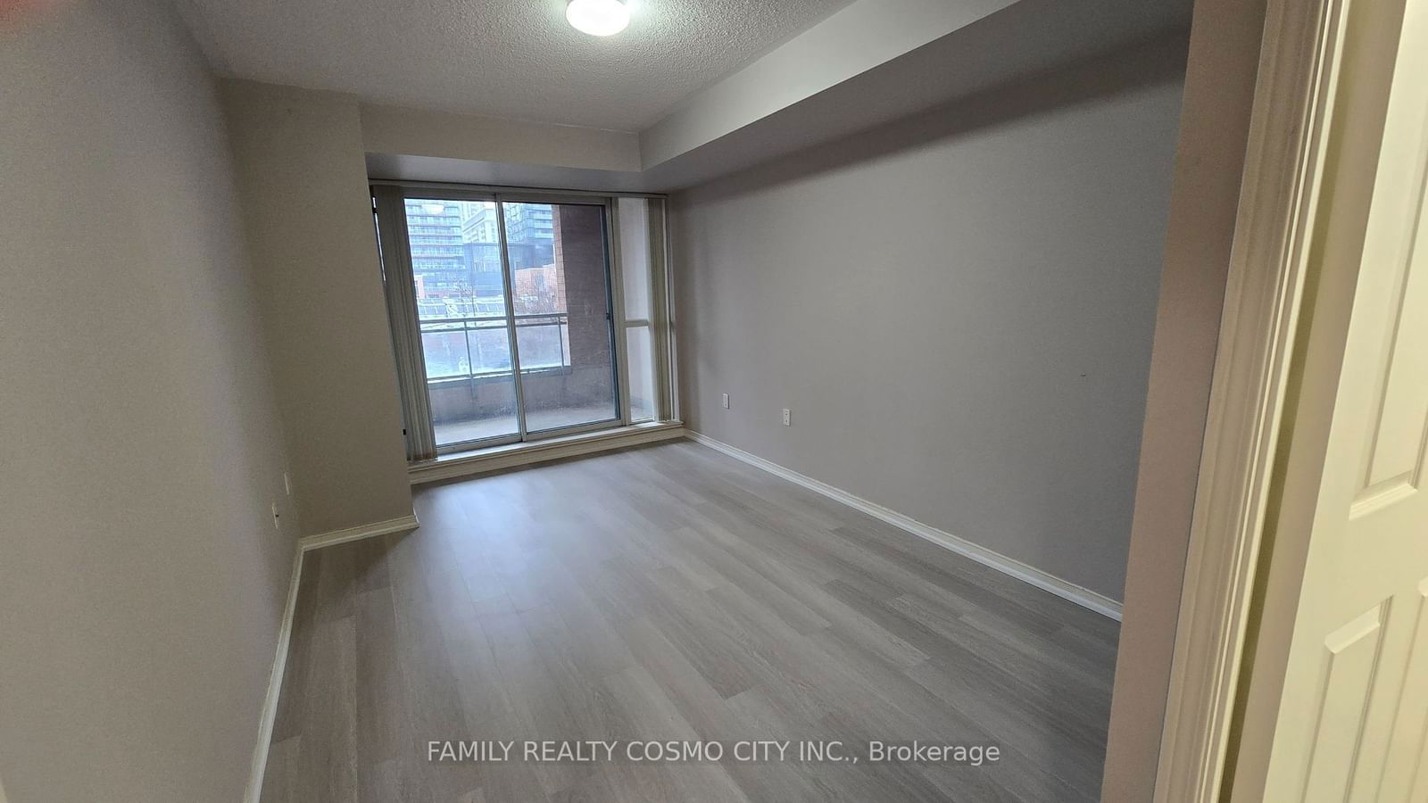 889 Bay St, unit #403 for rent