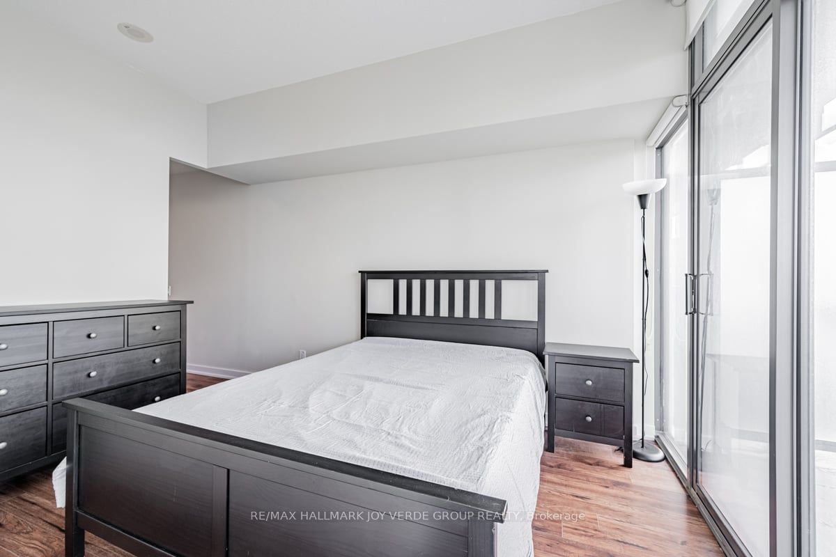 33 Charles St E, unit 3906 for rent