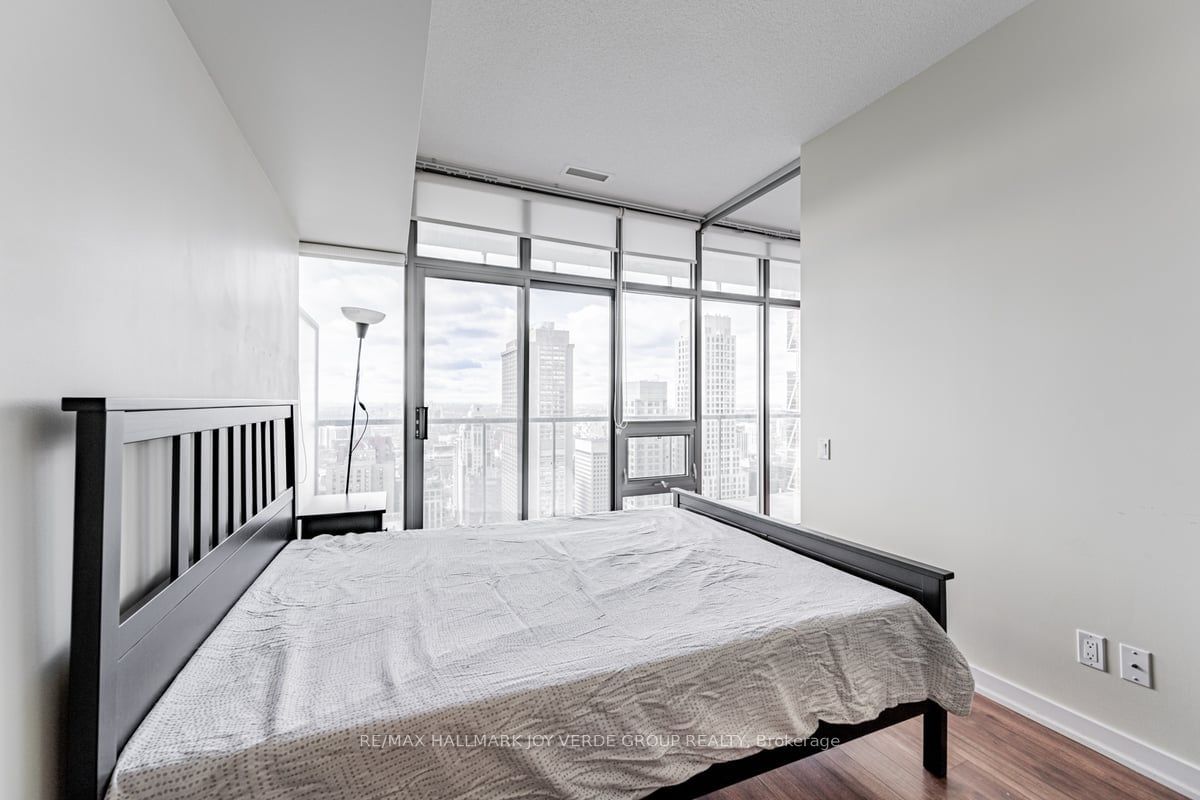 33 Charles St E, unit 3906 for rent