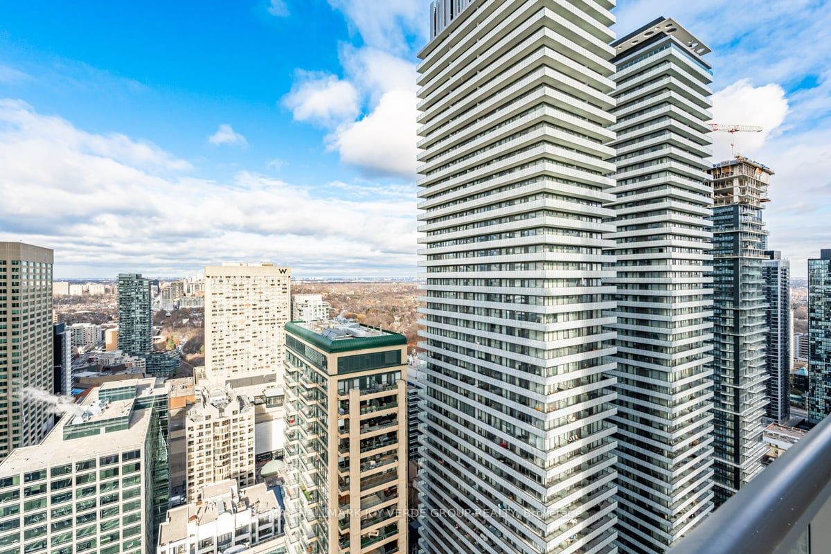 33 Charles St E, unit 3906 for rent