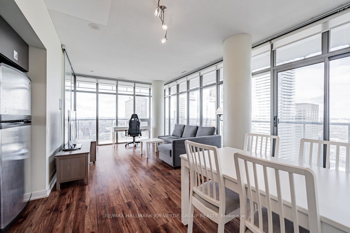 33 Charles St E, unit 3906 for rent