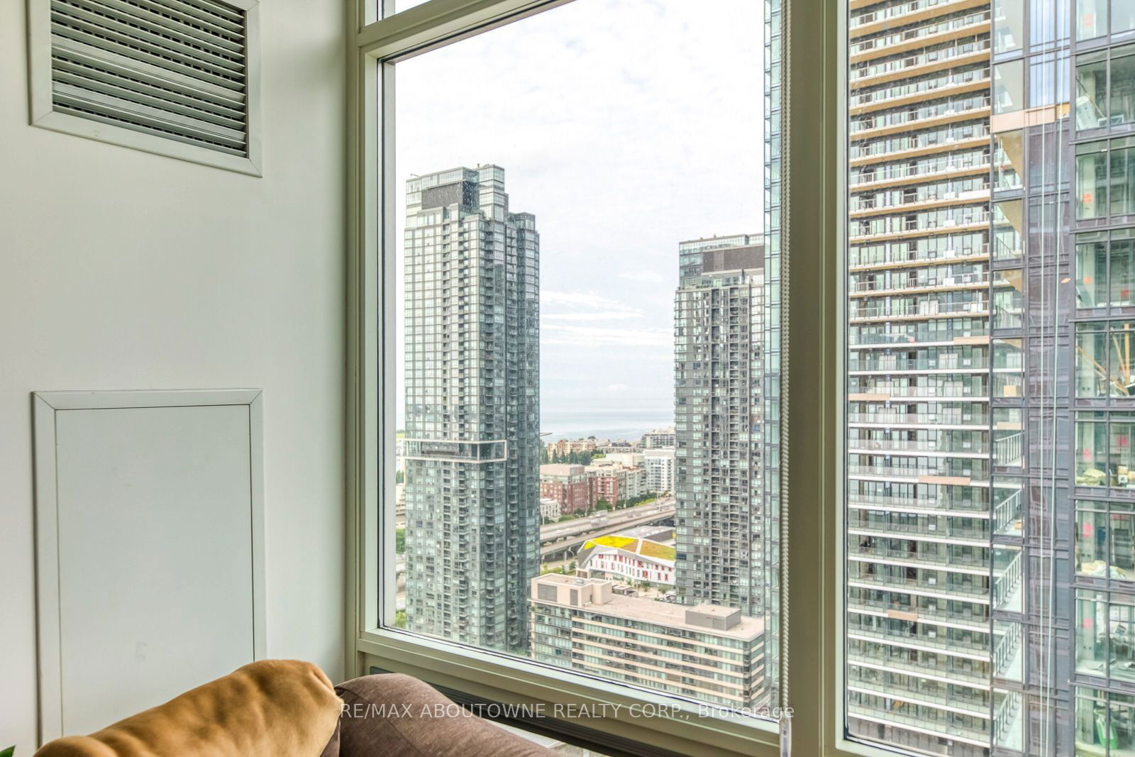 81 Navy Wharf Crt, unit 3308 for rent