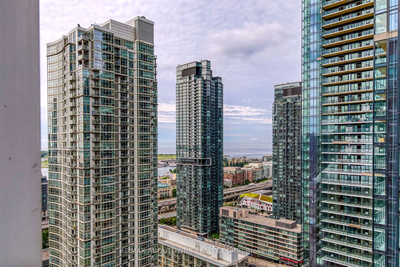 81 Navy Wharf Crt, unit 3308 for rent