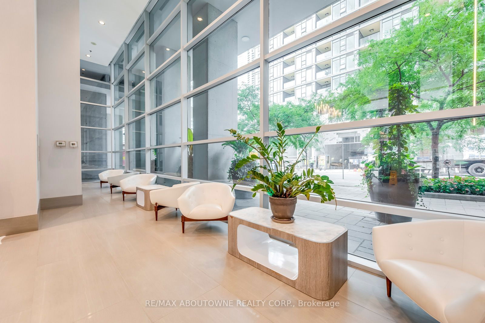 81 Navy Wharf Crt, unit 3308 for rent