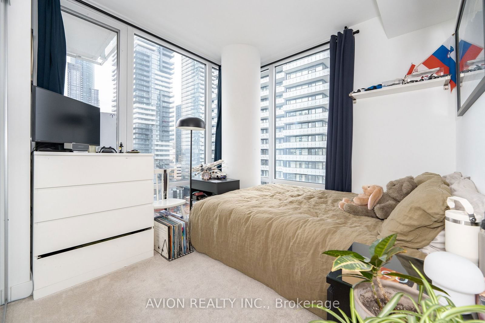 501 yonge St, unit 1112 for sale