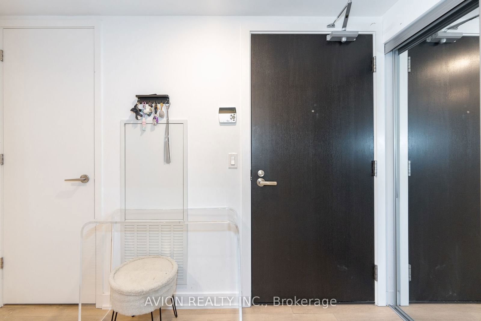 501 yonge St, unit 1112 for sale