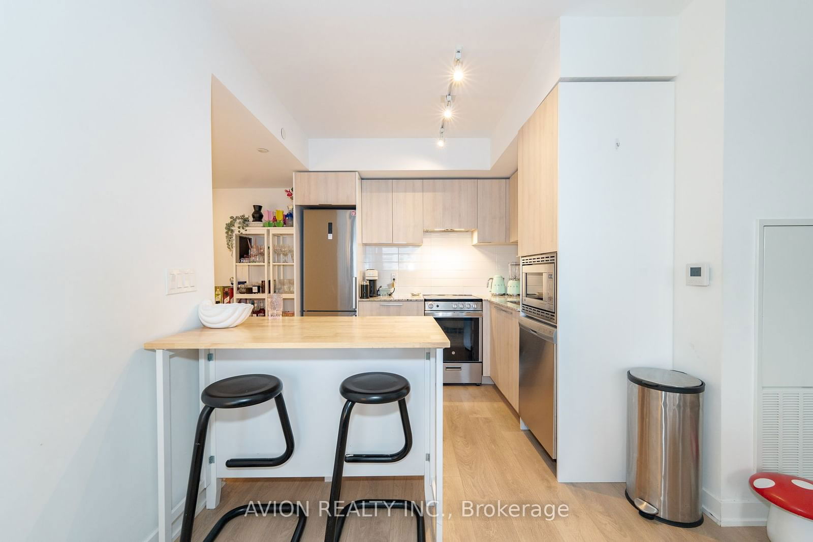 501 yonge St, unit 1112 for sale