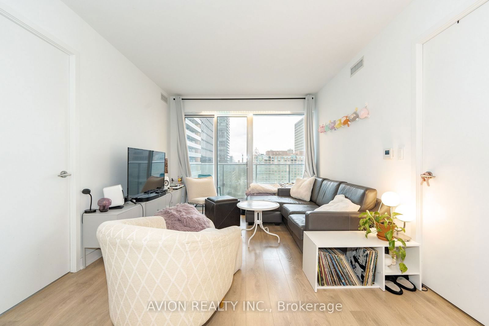 501 yonge St, unit 1112 for sale