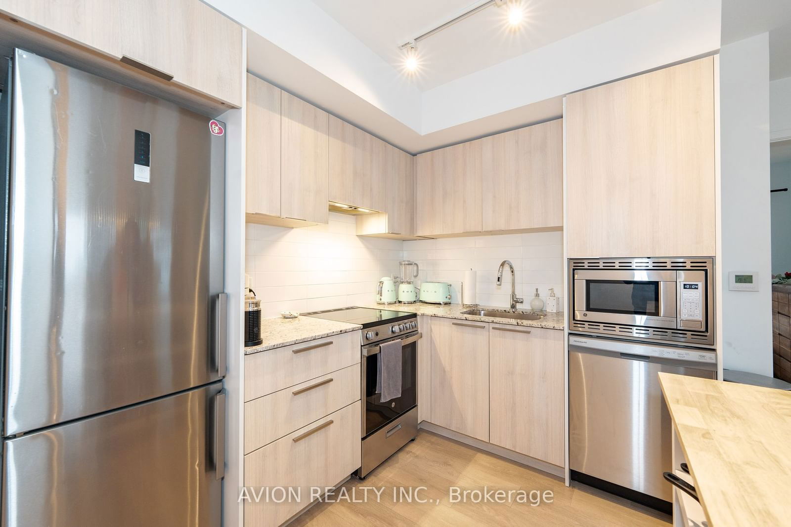 501 yonge St, unit 1112 for sale