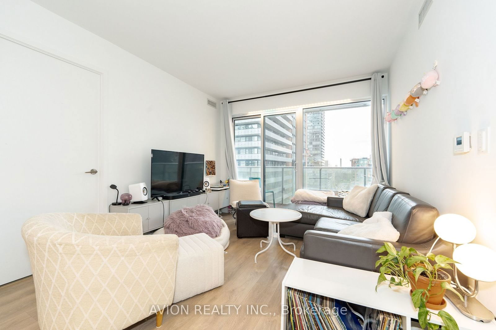 501 yonge St, unit 1112 for sale