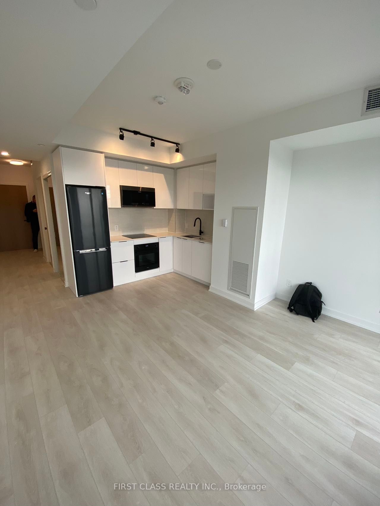 5 DEFRIES St, unit 613 for rent