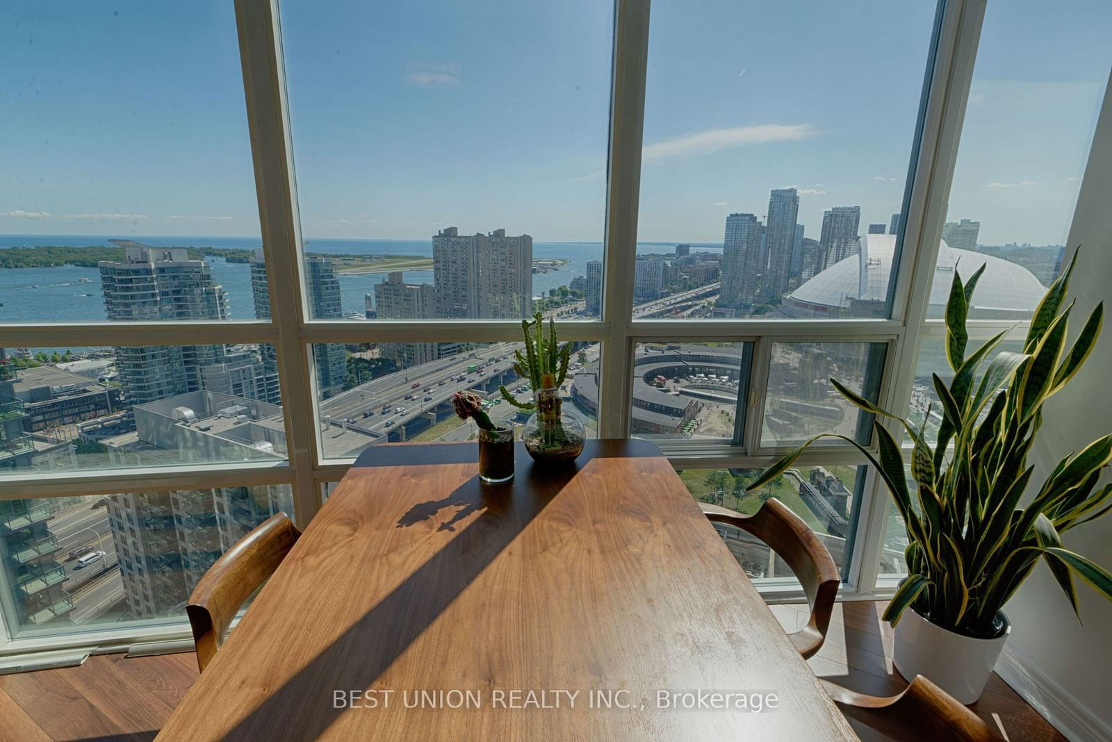 30 Grand Trunk Cres, unit 3511 for rent