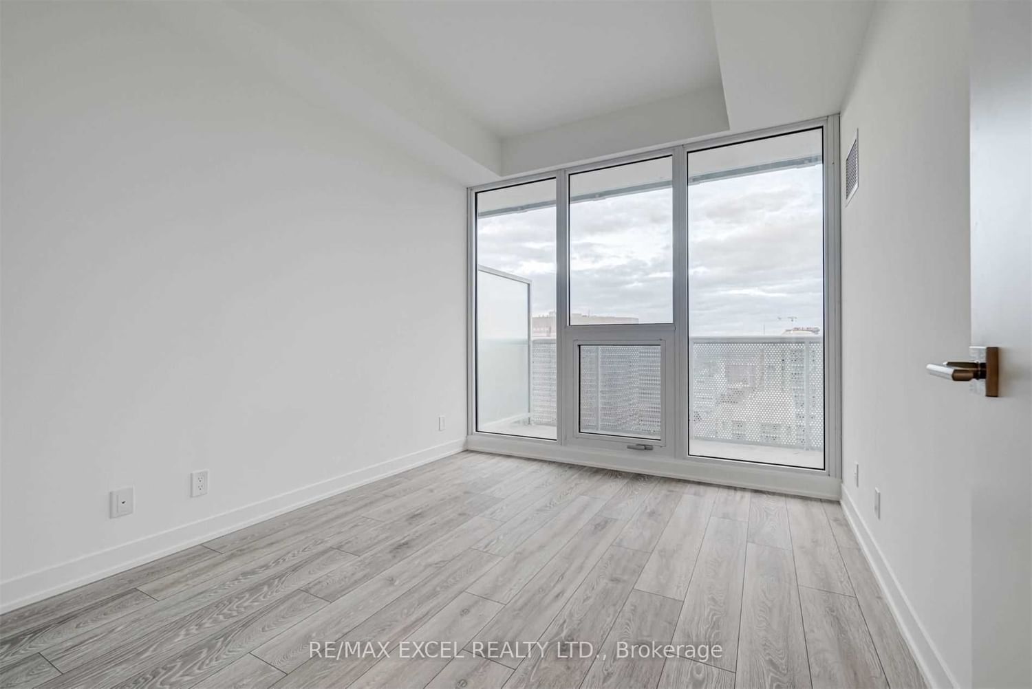 15 Holmes Ave, unit 2806 for rent