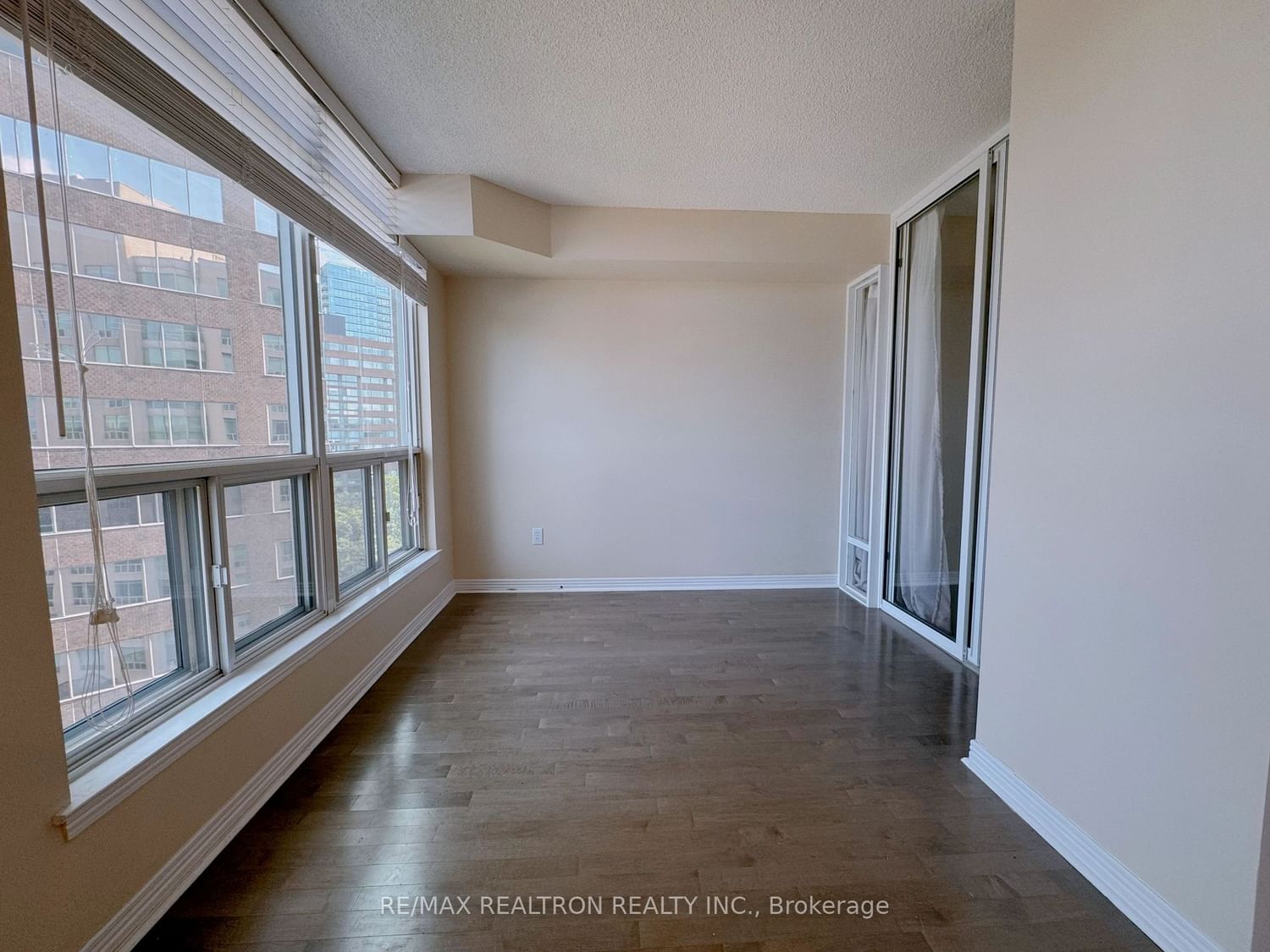 942 Yonge St, unit 909 for rent